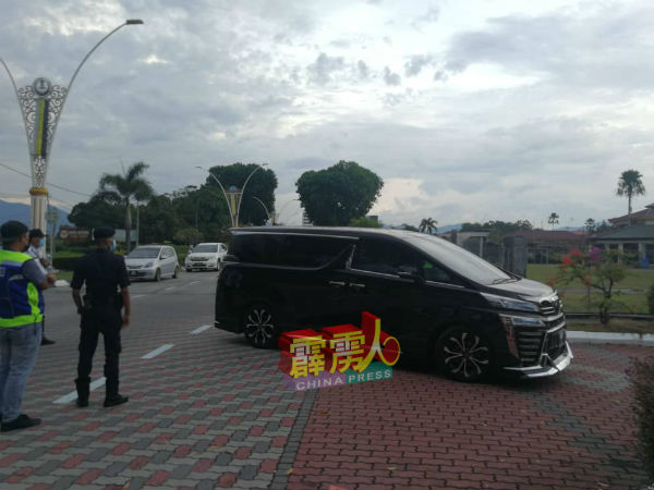 霹州巫统主席拿督沙拉尼座驾在5时20分抵达近打行宫。