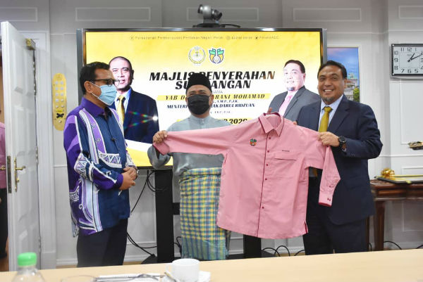 刚出任霹雳农业发展机构主席的沙拉尼（左2），接过印有其名字的衣服。