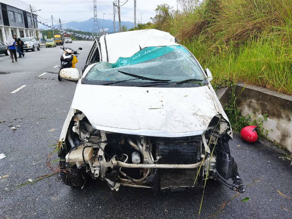 第二国产车Viva轿车在意外后，车身前部撞至毁坏。
