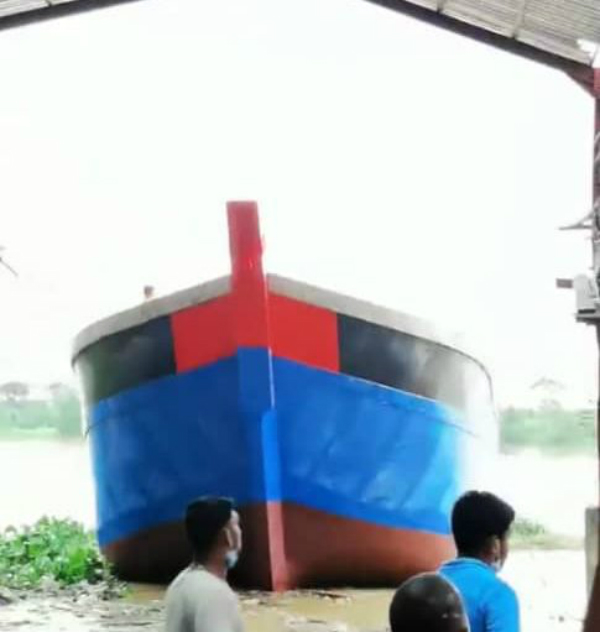 新渔船顺利进行下水仪式。