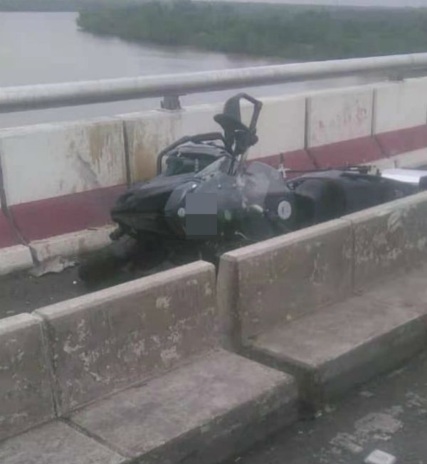 摩哆于意外后，也翻覆在大桥旁。