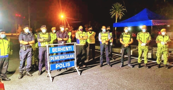 米奥法立（前排右5）周三凌晨巡访慕亚林警区的前线警方人员及志愿前线人员，前排右4为阿芬迪苏莱曼。