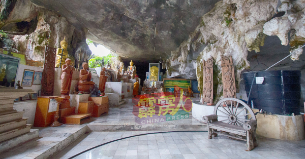 释迦圣法岩”经历了百年建设，获得国内外众多信众护持。