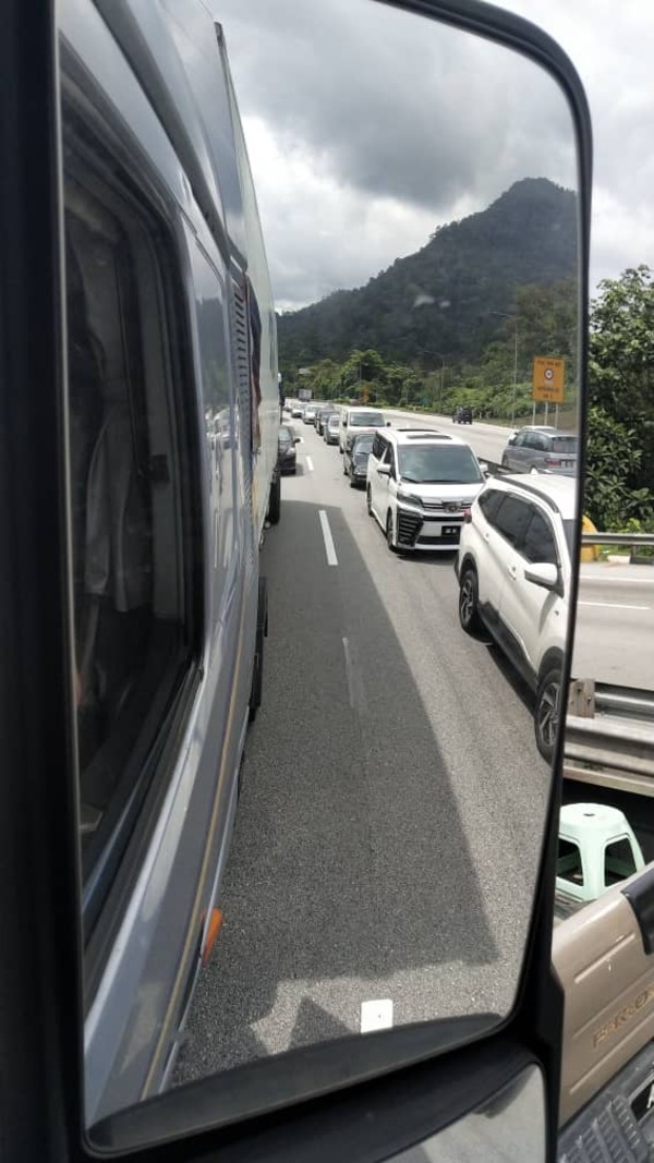霹州境内的大道上路况顺畅，唯部分路段，包括在靠近美诺拉隧道附近週二下午开始出现车龙。