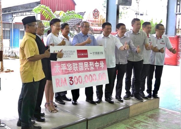 倪可敏2019年率领团队再次访问太平华联华中，并当场移达30万令吉的拨款予该华中。