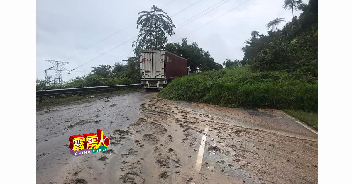 东西大道靠近蒂蒂旺沙休息站，往吉兰丹方向路段，週三（6日）下午发生土崩事件。