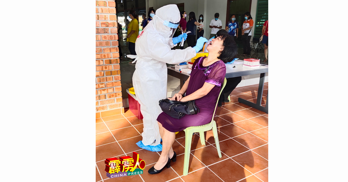 崇华小学校长蔡丽姗接受鼻喉拭子测试。
