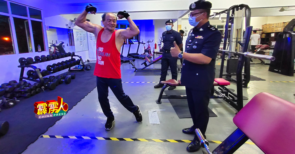 凯占週四晚前往和丰一间健身中心展开突击时，正在健身的华裔老翁陈坤明，展示81岁的健硕身材，赢得凯占举起姆指讚好。