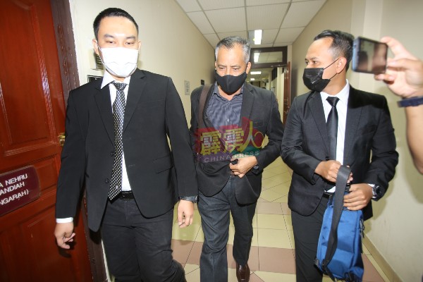 阿兹曼莫哈末面控后，在友人陪同下离开法庭。