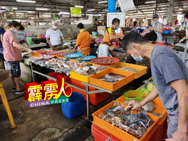 当中部分鱼摊生意不错，吸引部分市民多买一些鲜鱼。