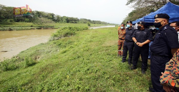 米奥（右起）、阿斯马迪及李瑞式，视察消拯员在河内展开的搜救工作。