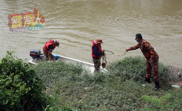 消拯员乘坐船只在河内进行搜救工作。