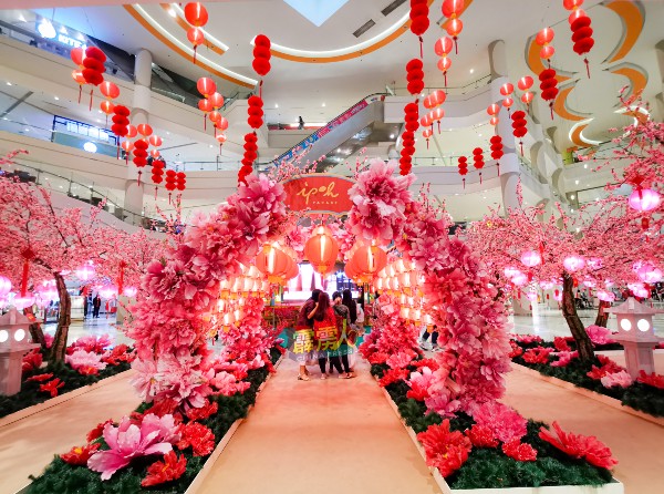 农曆新年将至，怡保百利广场也布置得的红彤彤，让购物者一进入广场，即可感受到浓浓的新春气息。