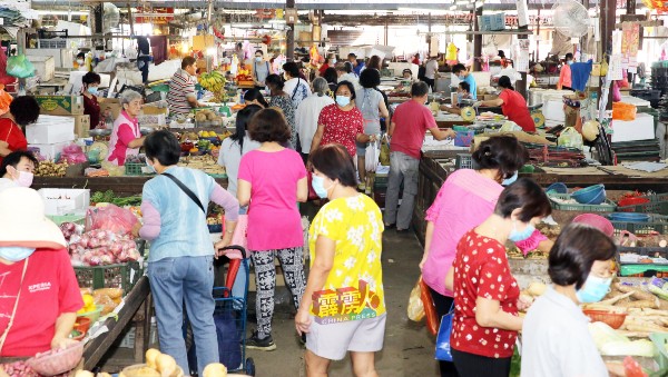 霹雳州落实行动管制令倒数第2天，怡保市民涌往巴刹购买更大分量的鲜肉蔬菜乾粮囤货，以减少在行动受限的期间出门。