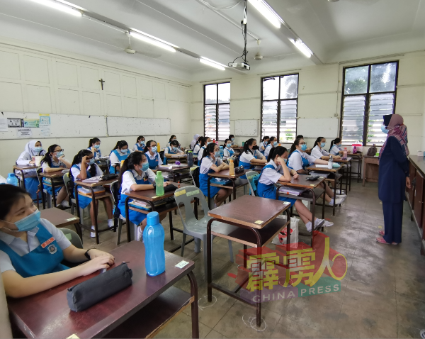 疫情无阻考生积极备考，怡保各校考生周三的出席率佳。 （档案照）