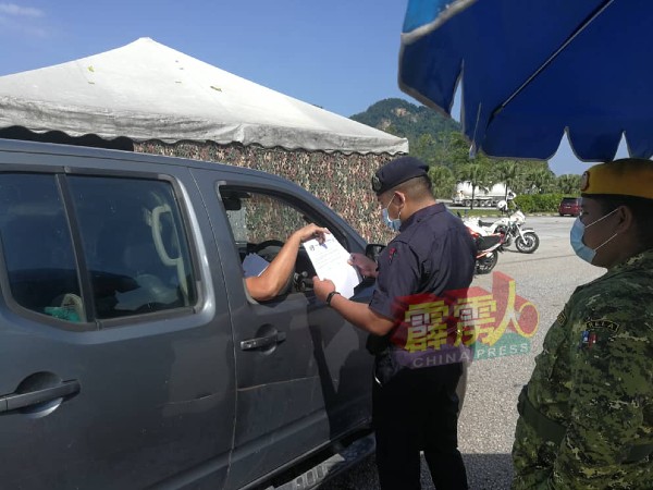 配合霹雳州22日凌晨12时01分起实施的行动管制令，霹州警方将在各主干公路设下53个路障，检查来往车辆。 （档案照）