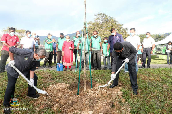 鲁迈兹（左）披露，怡保市政厅放眼在怡保市，种植1500棵树。