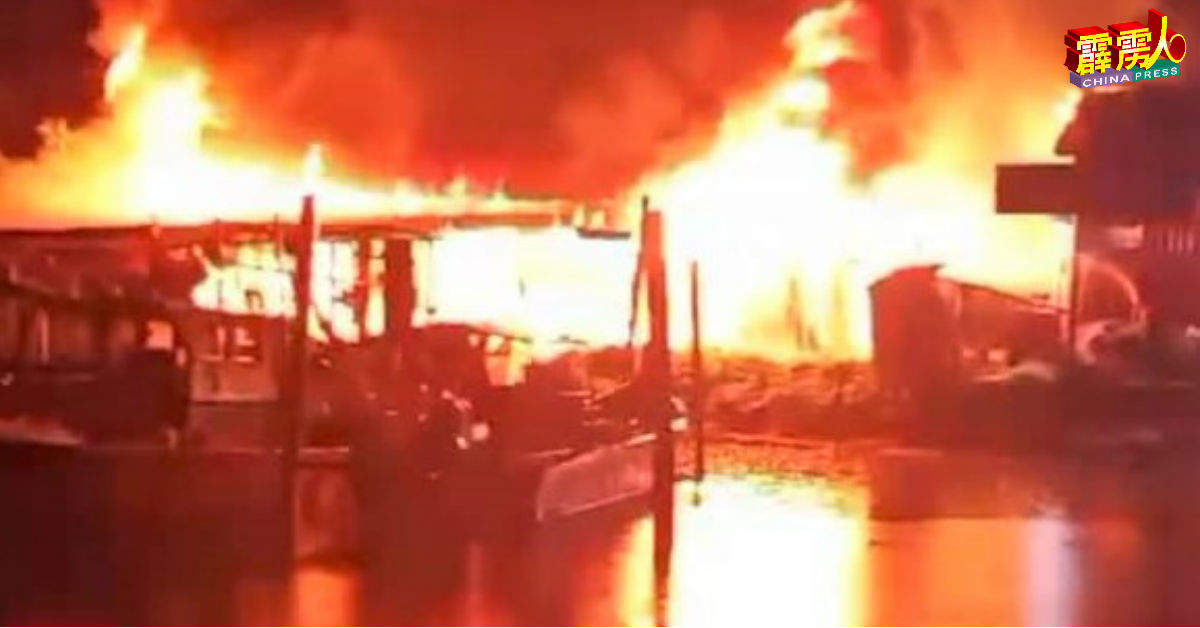 大火吞噬渔寮，场面吓人。（视频截图）