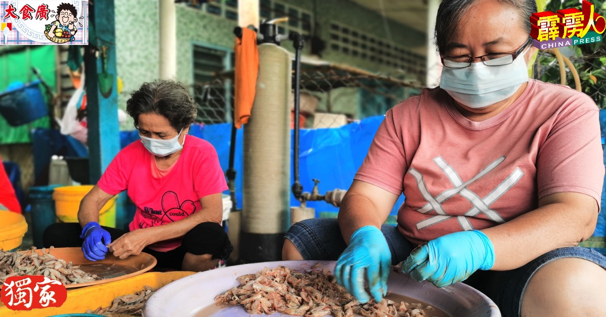 李芙蓉指平日也会请人帮忙清理尖虾肉备用。