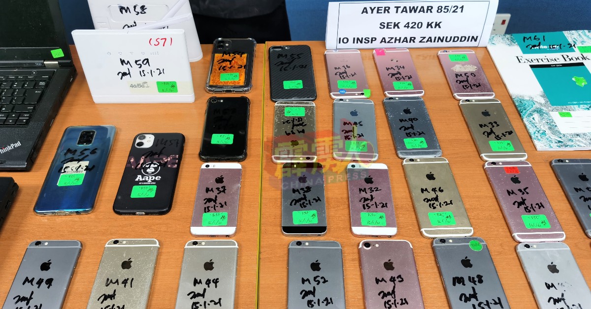 曼绒警方突击检查爱大华1间民宿，起获57台手机和8部手提电脑。