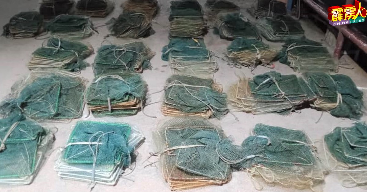 霹雳海事执法机构在金龟岛充公100套奎笼非法捕鱼器具。
