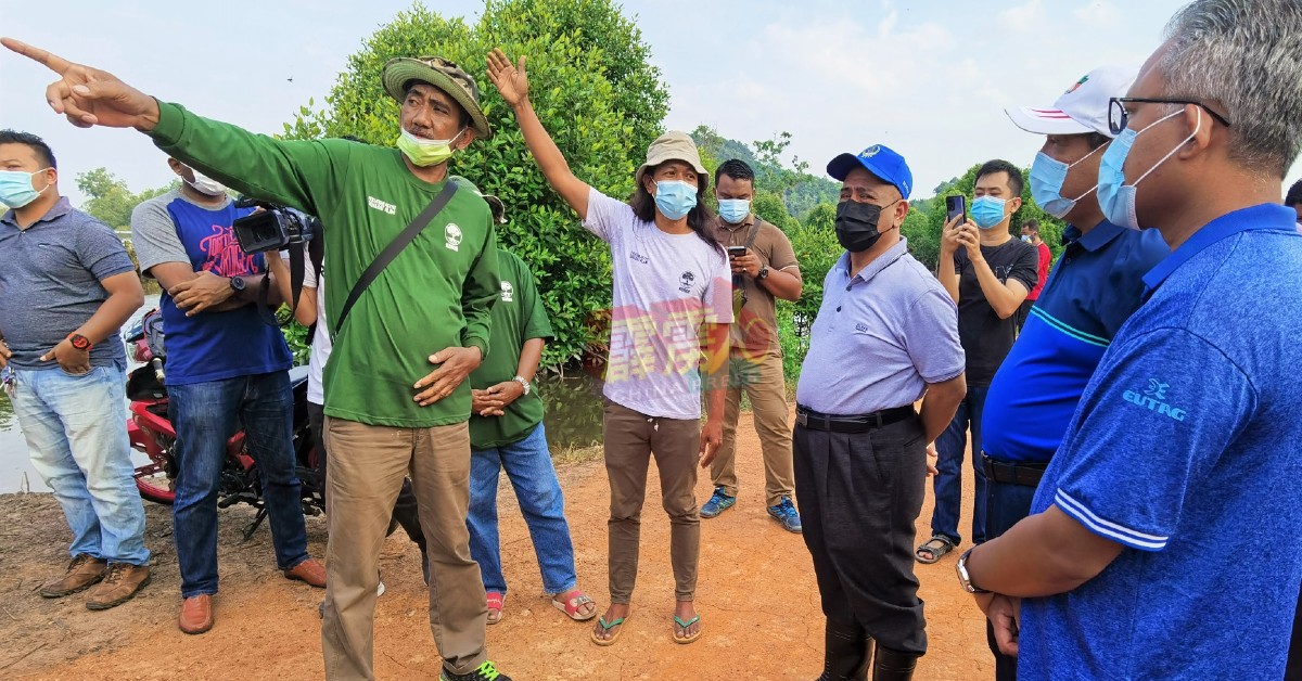 沙拉尼（前排左3）向当地居民和霹雳自然之友成员瞭解当地情况。