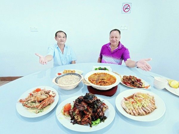 主厨陈明财（左起）及吴长安，展示该店多道以新鲜食材烹饪的美食。