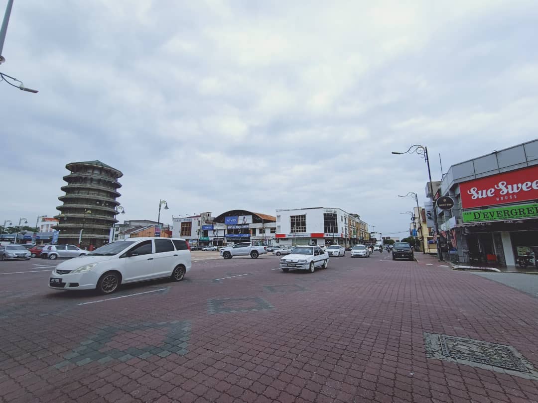 安顺市仍可见车流，许多人赶在行管令前处理各项事务与购物。