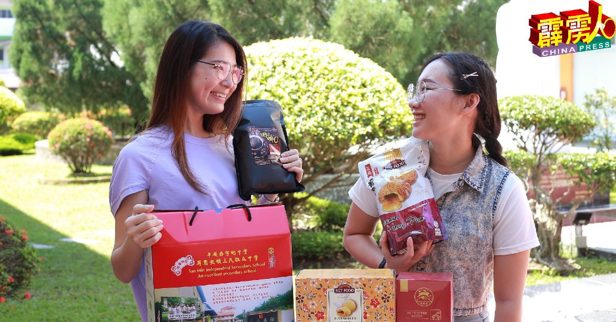 陈慧停（左起）与何咏彤展示安顺特产礼盒内的产品。