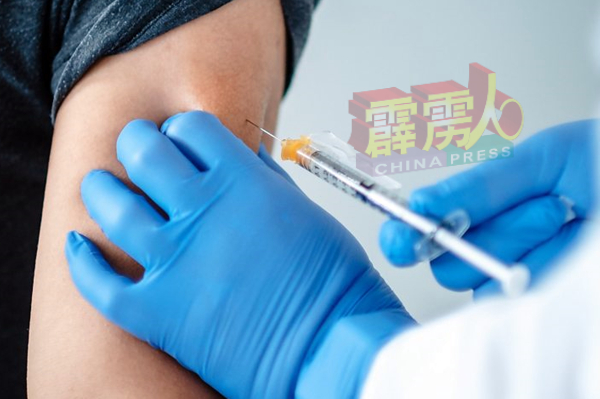 政府将为国民接种新冠肺炎疫苗，不过国民表示仍不敢掉以轻心，应继续严守标准作业程序，以免疫情再度扩散。