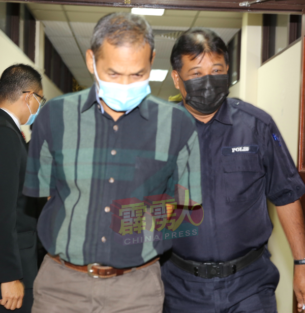 赛峇斯里被判监后，由庭警押离法庭等待缴付罚款。