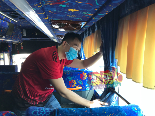 虽然现在不能开巴士载送客人，但是陈玮纶也定时为巴士进行保养及清洁，以确保巴士时时处于良好状态。