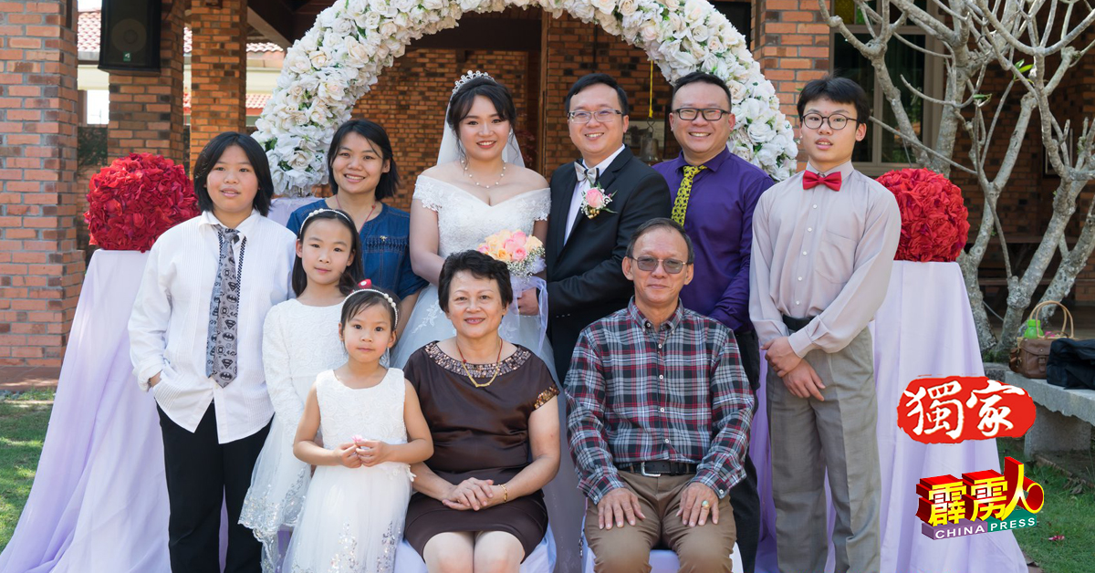潍联于2020年1月小登科，大哥潍健举家特地返马出席婚礼。前排为锺家祥与高碧清夫妇。