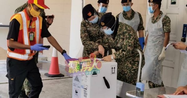 红土坎海军医院人员接收疫苗。