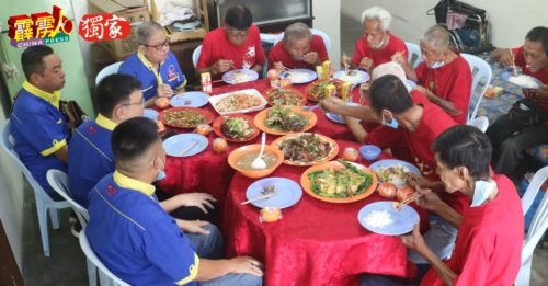 爱心饭堂新年前操办 与8孤老共享团圆饭