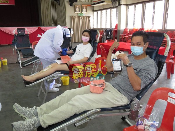 陈福顺（右起）与林瑞珍夫妇响应捐血运动。
