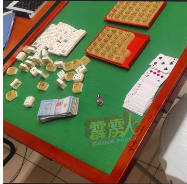 警方现场充公了5926令吉的现款，及各种赌博器材。