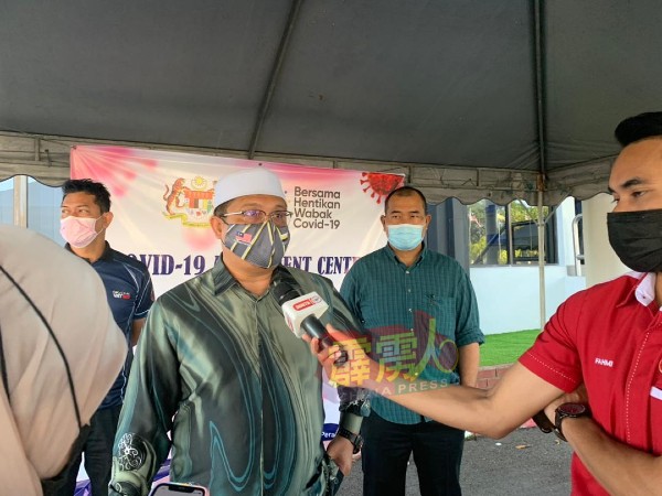霹州行政议员莫哈末阿马巡视会场后，在外接受媒体采访。