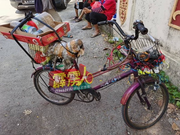 一些贫困者骑着破烂脚车除了收集再循环用品度日，也到庙宇外找吃，以增加生活收入。
