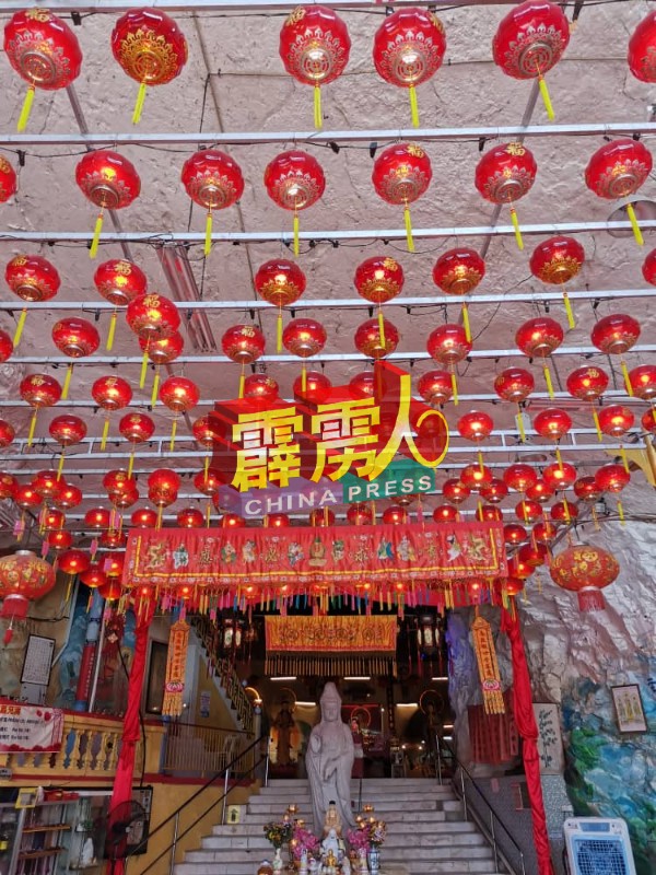 霹靂觀音洞廟裡廟外吊掛逾1000盞燈，以別具一格的形式慶祝新年及元宵節。