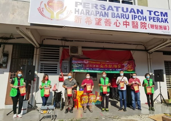 陈福贤（左3起）颁发感谢状给周锦欢及慈善团体及义工代表。