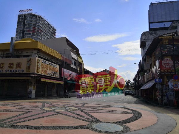 怡保市的一些土产及美食景区，如姚德胜街等，则因许多店舖及食肆在年初一时无营业，而不见人潮及车潮。