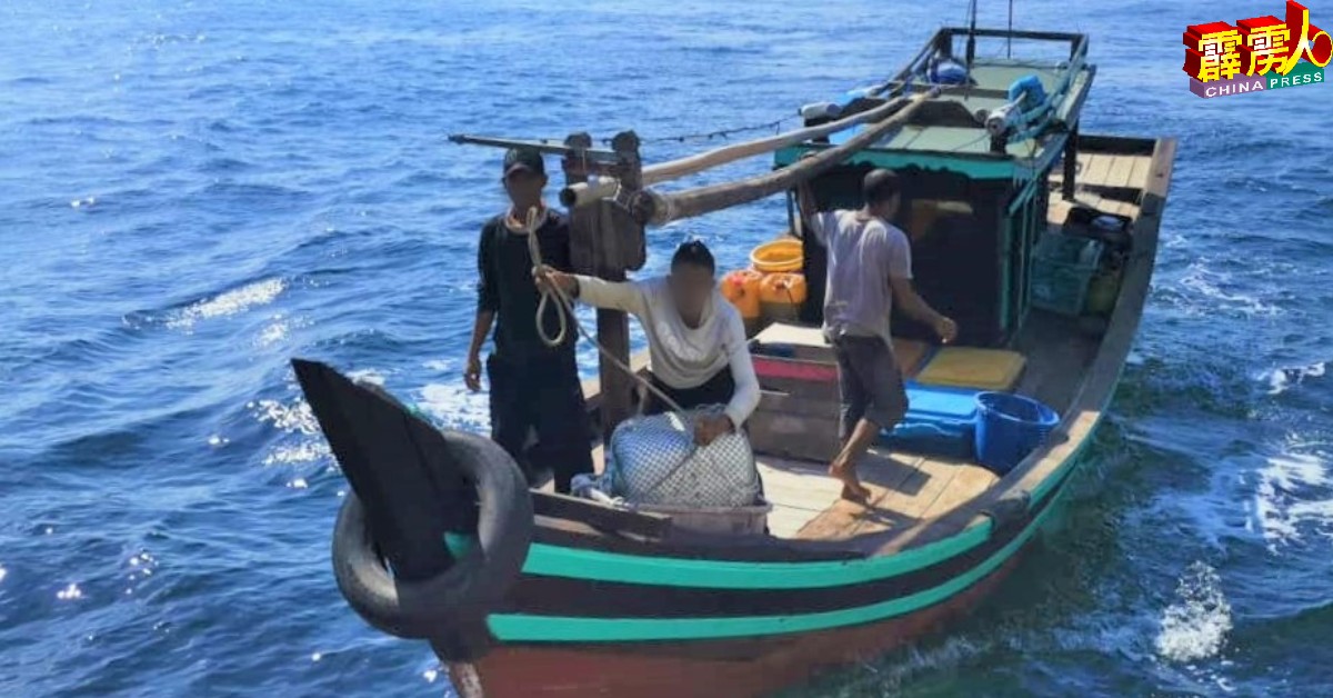 大马海事执法机巡逻舰在半路屿一带，发现和扣押1艘正在非法捕鱼的印尼渔船。