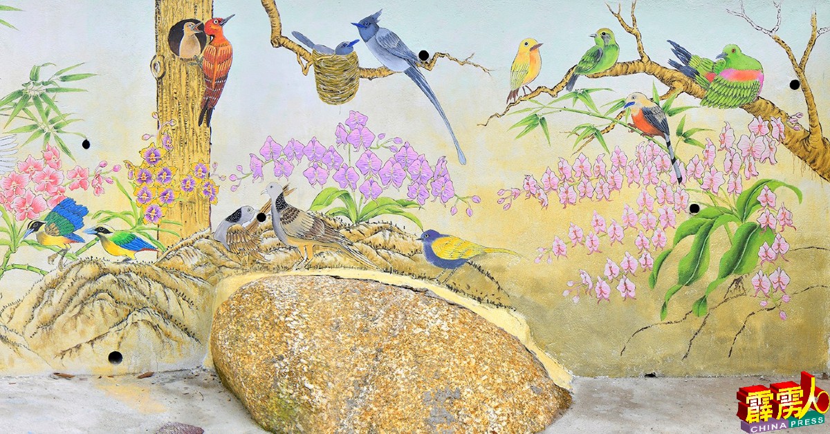 黄国泉精细流畅的笔触和鲜艳的配色，令花鸟神态栩栩如生。
