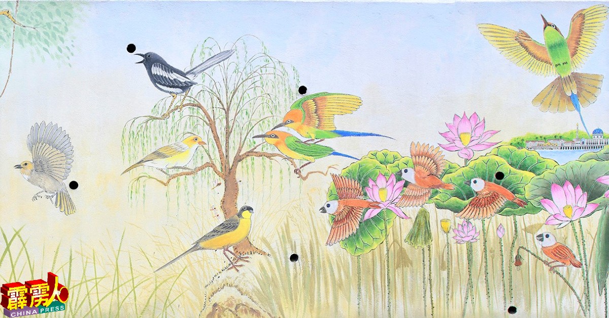 黄国泉将45种生长于邦咯岛上生态鸟类绘入壁画中，再配上各样花卉点缀。