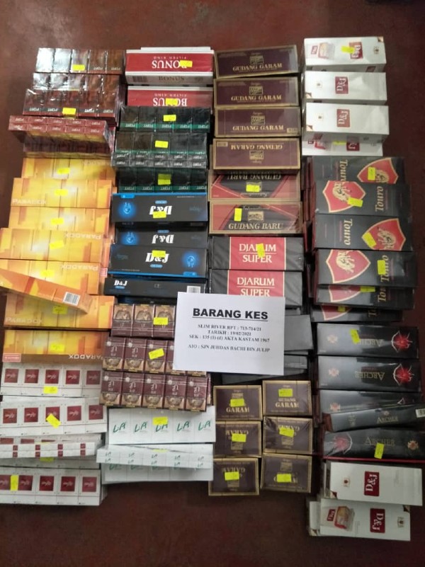 警方在杂货店起获264盒私烟。