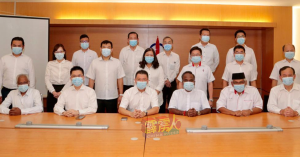 霹州行动党宣布组法律团队为被冤枉的民众义务上庭抗辩，坐者左3为倪可敏。