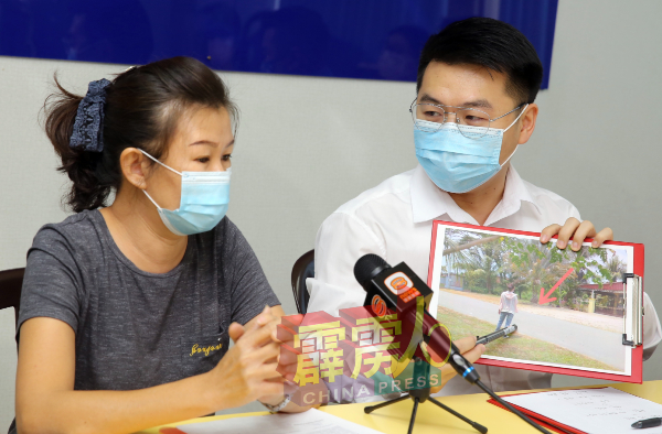 锺桂秀（左）在记者会上忆起爱犬被射杀，数度硬咽及强忍泪水。右为刘国南。