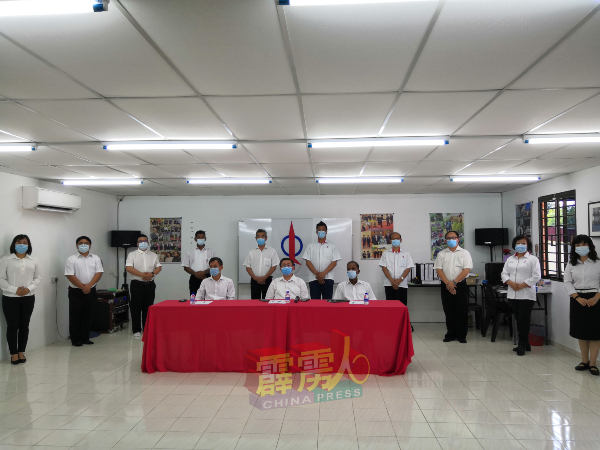 古拉（坐者右起）、苏建祥及廖泰义，宣布共有15人在来临的霹雳州党选中竞选中委职。（档案照）