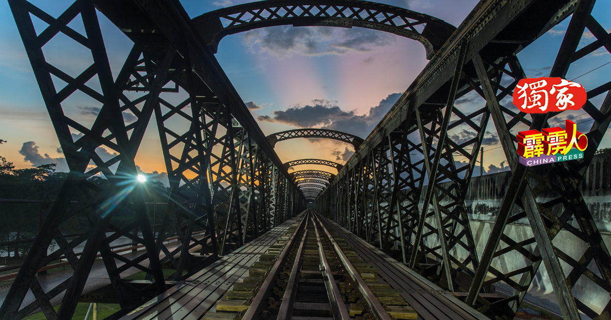 维多利亚百年火车桥增设了灯饰，游客夜晚也可到这裡拍照卡了。
